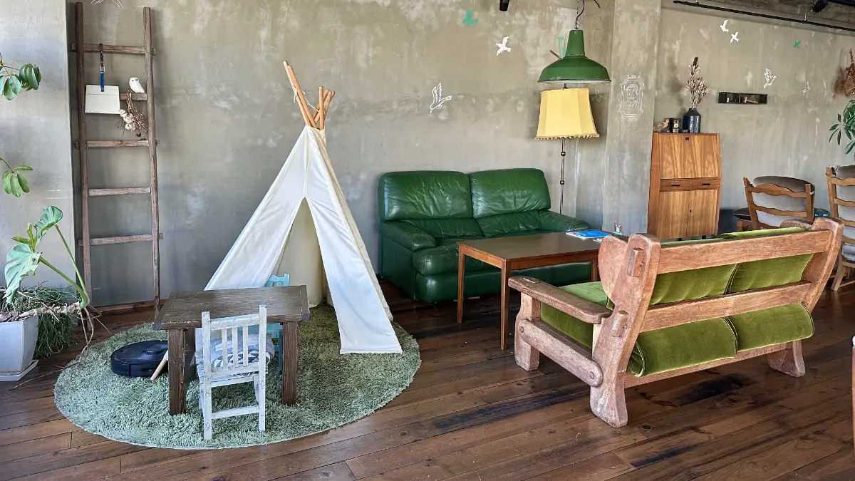 Das Obergeschoss wirkt wie ein gemütliches Studio-Wohnzimmer mit sorgfältig ausgewählten Möbeln.