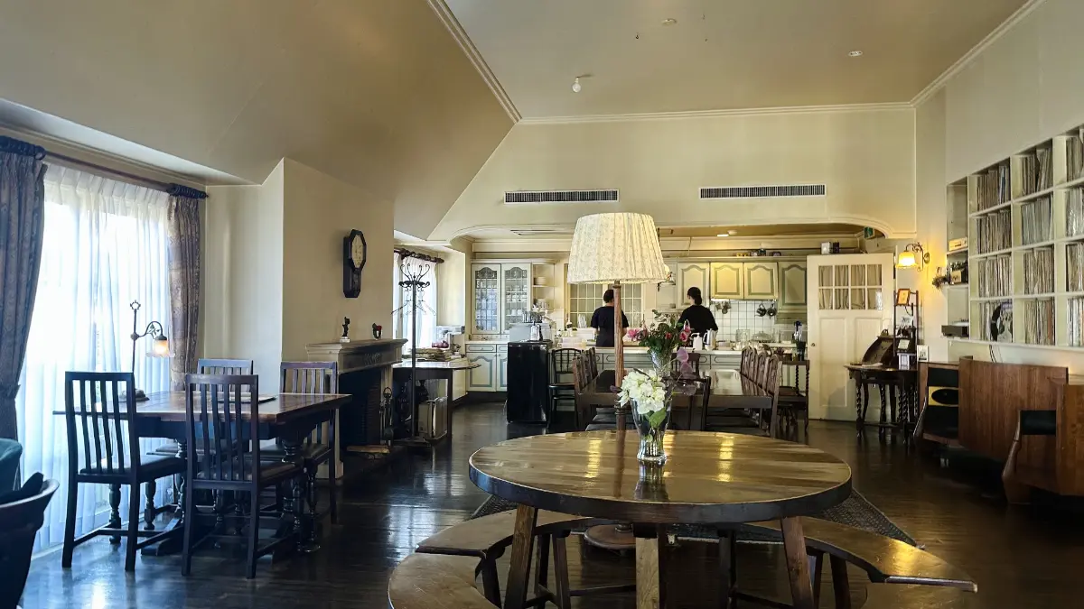 Hohe Decken und antike englische Möbel, die vor über hundert Jahren über die Meere reisten