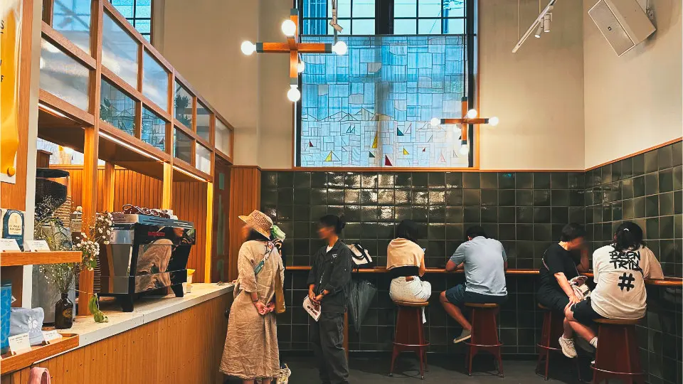 Innen gibt es nur wenige Sitzplätze – hauptsächlich lange Theken an der Wand mit hohen Hockern