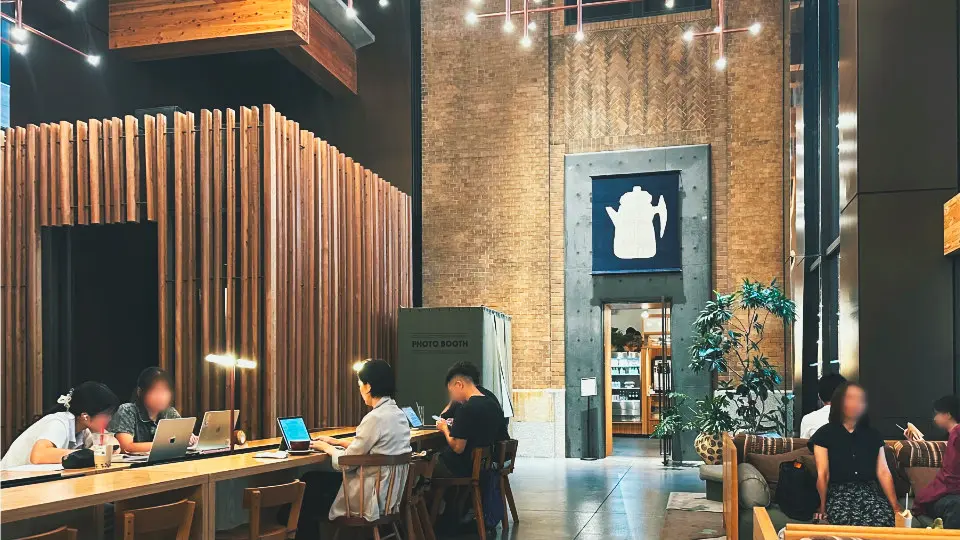 Stumptown Coffee teilt sich die Lobby des Ace Hotel Kyoto – mit Sofas und einem langen Gemeinschaftstisch