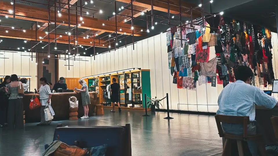 Entspannt auf den Sofas sitzen und den Menschenfluss im „öffentlichen Wohnzimmer“ des Ace Hotel beobachten