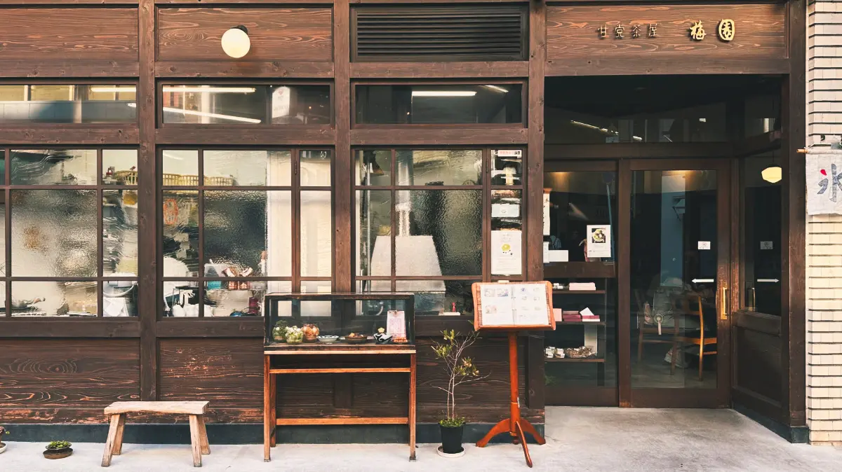 Das Umezono Sanjō Teramachi liegt an der belebten Kreuzung der Sanjō-Straße und der Teramachi-Straße in Kyoto