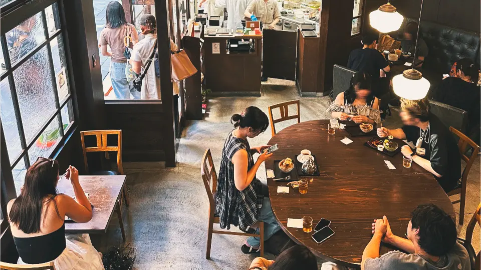 Das Interieur bewahrt das hölzerne Gerüst eines Gebäudes aus der Shōwa-Zeit und vermittelt eine ruhige, nostalgische Atmosphäre