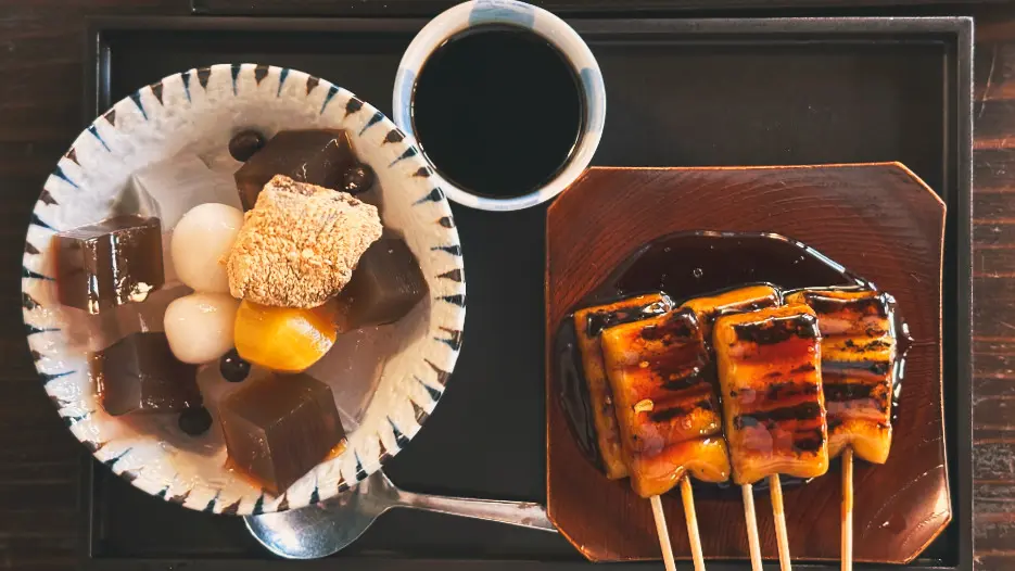 Mitarashi Dango mit Mitsu-mame – ein visuell reizvolles und traditionell verwurzeltes japanisches Dessert-Set im Kyoto-Wagashi-Café Umezono Sanjō–Teramachi