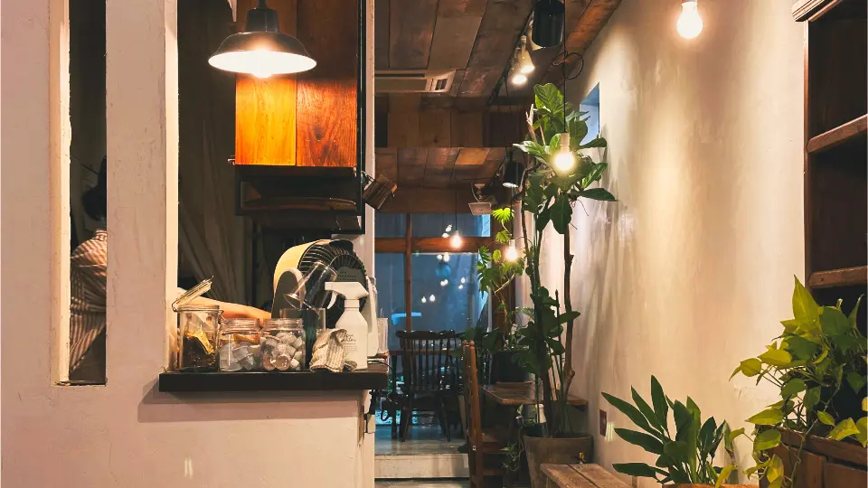 Verschiedene Stilrichtungen vereinen sich in einem Raum und schaffen eine schlichte, zugleich entspannte Atmosphäre