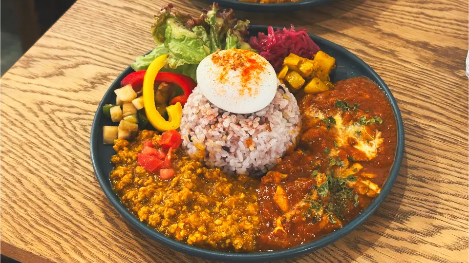 Eine geschmackvolle Kombination aus würzigem Schweine-Keema-Curry und cremigem Butter-Chicken-Curry