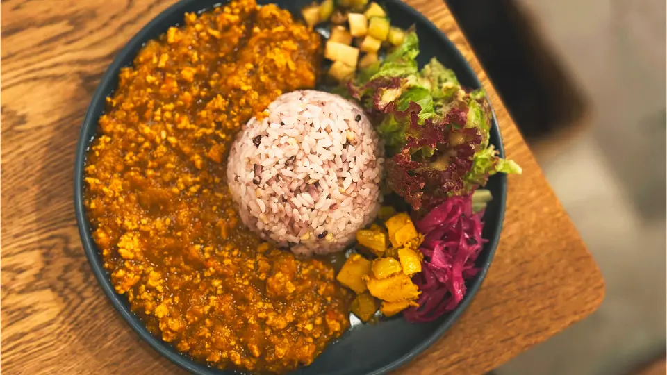 Schweine-Keema-Curry mit natürlicher Süße aus Gemüse und einem intensiven Gewürzaroma