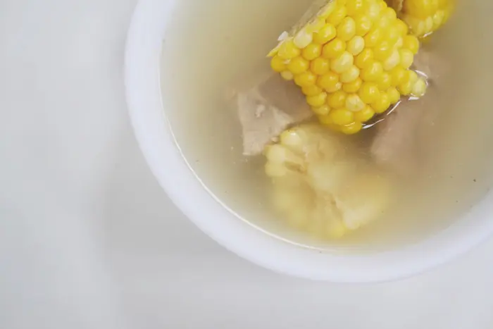 Mais-Schweinerippchensuppe