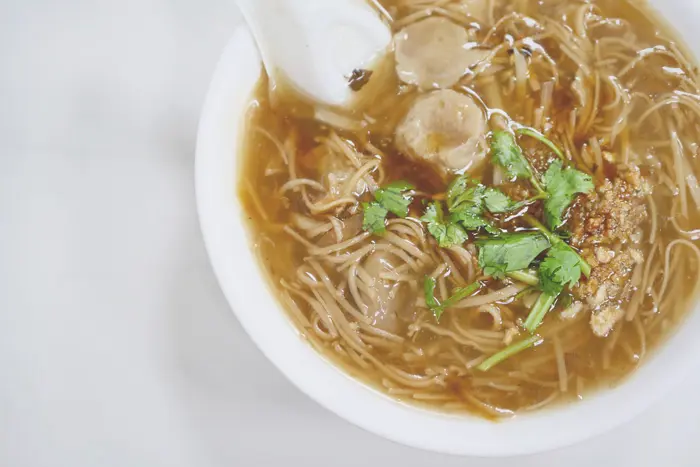 Dicke Glasnudelsuppe mit geschmortem Schweinefleisch