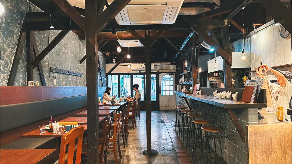 Warme Holzbalken und ein großzügiger, einladender Innenraum